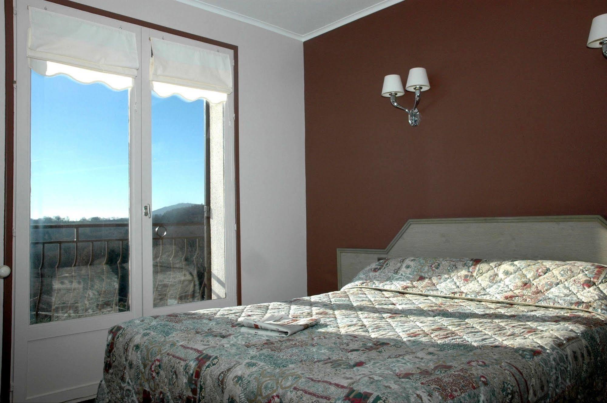 Hotel Logis La Rose Des Vents Volvic Zewnętrze zdjęcie